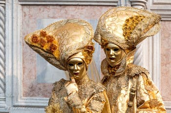 Les costumés du carnaval de Venise devant l'église San Zaccaria.