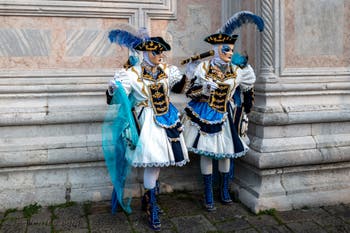 Les costumés du carnaval de Venise devant l'église San Zaccaria.