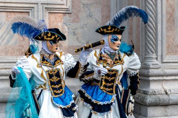 Les costumés du carnaval de Venise devant l'église San Zaccaria.