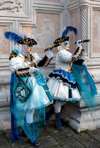 Les costumés du carnaval de Venise devant l'église San Zaccaria.