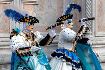 Les costumés du carnaval de Venise devant l'église San Zaccaria.