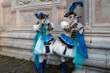 Les costumés du carnaval de Venise devant l'église San Zaccaria.