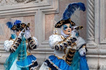 Les costumés du carnaval de Venise devant l'église San Zaccaria.