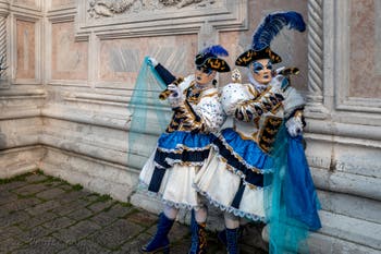 Les costumés du carnaval de Venise devant l'église San Zaccaria.