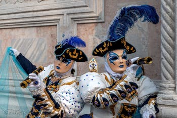 Les costumés du carnaval de Venise devant l'église San Zaccaria.