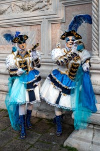 Les costumés du carnaval de Venise devant l'église San Zaccaria.