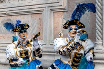 Les costumés du carnaval de Venise devant l'église San Zaccaria.