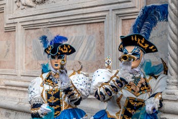 Les costumés du carnaval de Venise devant l'église San Zaccaria.