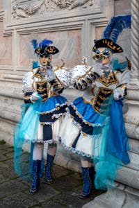 Les costumés du carnaval de Venise devant l'église San Zaccaria.