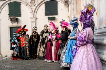 Les costumés du carnaval de Venise devant l'église San Zaccaria.