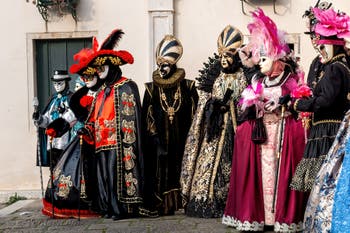 Les costumés du carnaval de Venise devant l'église San Zaccaria.