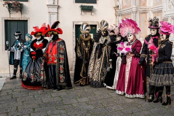 Les costumés du carnaval de Venise devant l'église San Zaccaria.