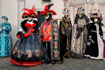 Les costumés du carnaval de Venise devant l'église San Zaccaria.