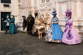 Les costumés du carnaval de Venise devant l'église San Zaccaria.