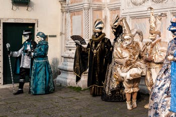 Les costumés du carnaval de Venise devant l'église San Zaccaria.