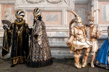 Les costumés du carnaval de Venise devant l'église San Zaccaria.