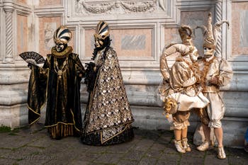 Les costumés du carnaval de Venise devant l'église San Zaccaria.