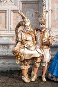 Les costumés du carnaval de Venise devant l'église San Zaccaria.