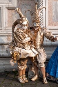 Les costumés du carnaval de Venise devant l'église San Zaccaria.