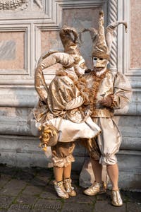 Les costumés du carnaval de Venise devant l'église San Zaccaria.