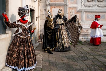 Les costumés du carnaval de Venise devant l'église San Zaccaria.