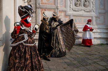 Les costumés du carnaval de Venise devant l'église San Zaccaria.