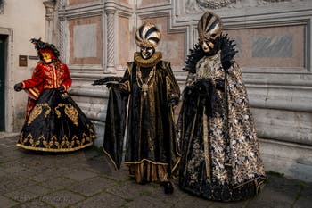 Les costumés du carnaval de Venise devant l'église San Zaccaria.