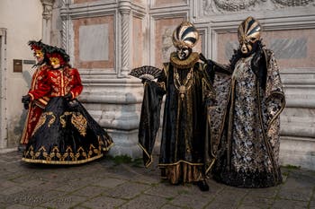 Les costumés du carnaval de Venise devant l'église San Zaccaria.