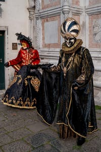 Les costumés du carnaval de Venise devant l'église San Zaccaria.