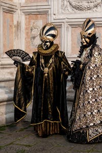 Les costumés du carnaval de Venise devant l'église San Zaccaria.