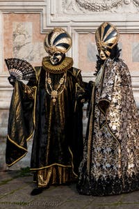 Les costumés du carnaval de Venise devant l'église San Zaccaria.