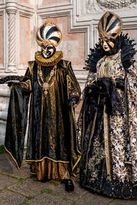 Les costumés du carnaval de Venise devant l'église San Zaccaria.