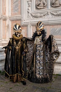 Les costumés du carnaval de Venise devant l'église San Zaccaria.