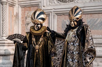 Les costumés du carnaval de Venise devant l'église San Zaccaria.