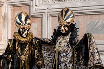 Les costumés du carnaval de Venise devant l'église San Zaccaria.