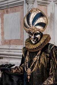 Les costumés du carnaval de Venise devant l'église San Zaccaria.