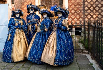 Les costumés du carnaval de Venise devant l'église San Zaccaria.