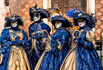 Les costumés du carnaval de Venise devant l'église San Zaccaria.