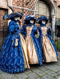 Les costumés du carnaval de Venise devant l'église San Zaccaria.