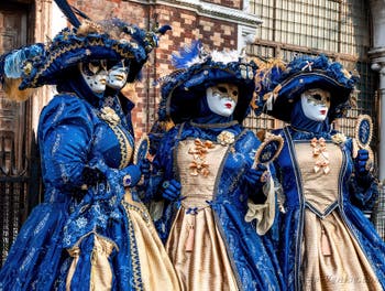 Les costumés du carnaval de Venise devant l'église San Zaccaria.