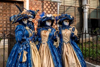 Les costumés du carnaval de Venise devant l'église San Zaccaria.