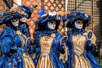 Les costumés du carnaval de Venise devant l'église San Zaccaria.