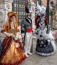 Les costumés du carnaval de Venise sur le Campo de l'Arsenal de Venise.