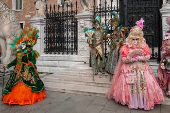 Les costumés du carnaval de Venise sur le Campo de l'Arsenal de Venise.