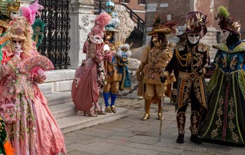 Les costumés du carnaval de Venise sur le Campo de l'Arsenal de Venise.