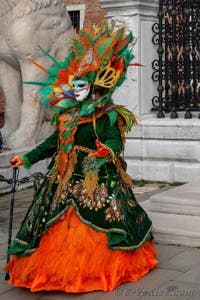 Les costumés du carnaval de Venise devant l'Arsenal de Venise.