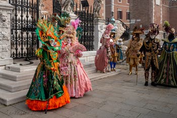 Les costumés du carnaval de Venise devant l'Arsenal de Venise.