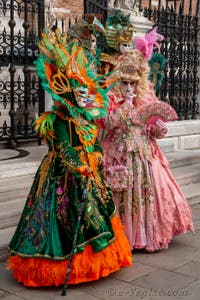 Les costumés du carnaval de Venise devant l'Arsenal de Venise.