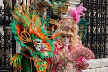 Les costumés du carnaval de Venise devant l'Arsenal de Venise.