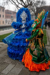 Les costumés du carnaval de Venise devant l'Arsenal de Venise.